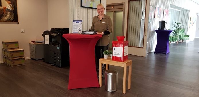 Horecamedewerker Angelique Oldewening is nu gastvrouw in woonzorgcentrum De Kaap in Hoogeveen.