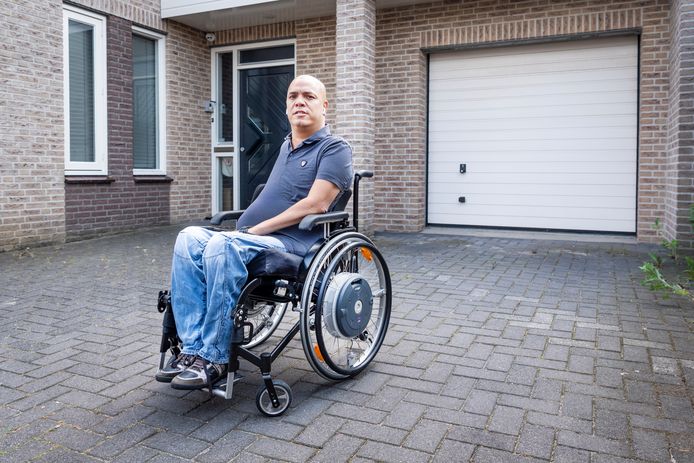 Kevin voor zijn leeggeroofde huis in Oss, waar zijn rolstoelbus gestolen is.