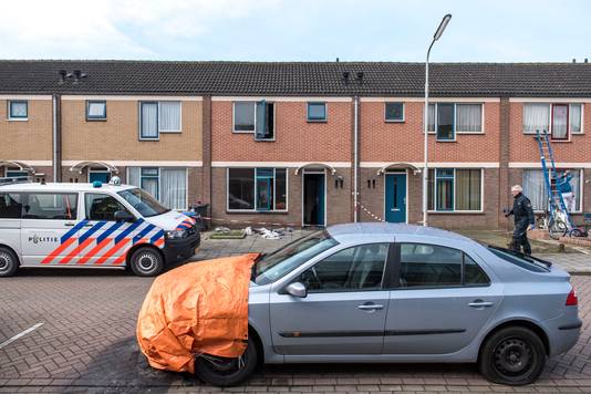 De deels afgebrande, onbruikbare auto staat nog op straat.