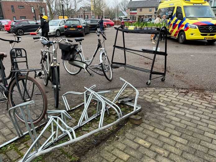 Een automobilist schoot zondagochtend bij een supermarkt in Bathmen uit een parkeervak. Hierbij raakten een fietsenrek, een plantenkar, een aantal fietsen en twee andere auto's beschadigd.