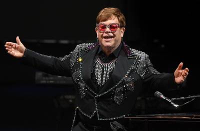 Elton John begint voorzichtig aan comeback na operatie