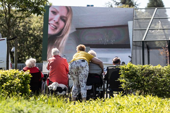 Bewoners en medewerkers van Pronsweide houden het niet droog tijdens een liefdevolle boodschap.