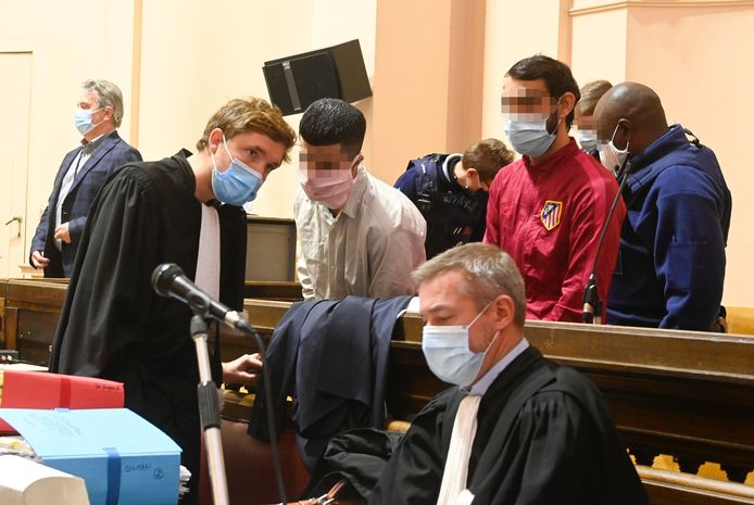 Les deux Irakiens, détenus, affirment qu’ils ne se trouvaient pas à l’avant de la camionnette.