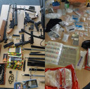 Een compleet arsenaal aan wapens (links) en een complete apotheek aan drugs en andere verdovende middelen (rechts) werden bij een man (26) uit Sint Anthonis gevonden.