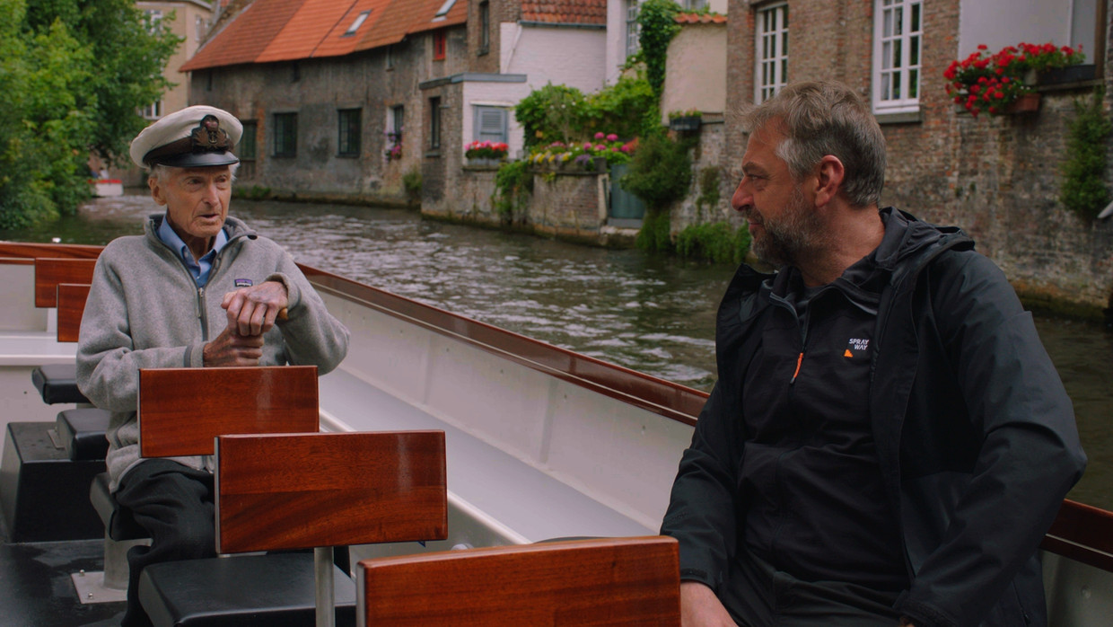 De honderdjarige Edmond Coucke en Tom Waes in 'Reizen Waes Vlaanderen'. Beeld © VRT