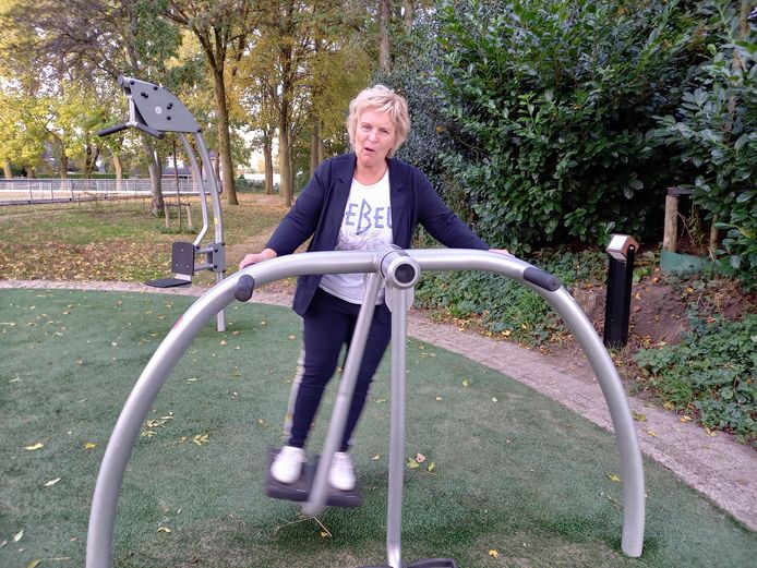 Wethouder Irma van de Scheur neemt actief de beweegtuin in Sportpark Zuid in Groesbeek in gebruik.