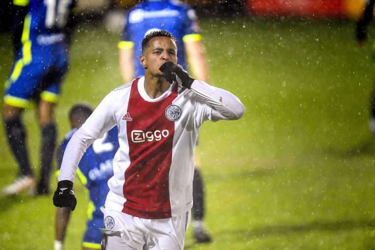 Mohamed Ihattaren viert de 4-0 tijdens de wedstrijd tussen Jong Ajax en TOP Oss. Beeld ANP