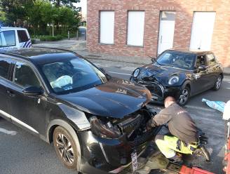 Auto’s botsen op kruispunt in Menen: passagier uit Mini Cooper naar ziekenhuis gebracht
