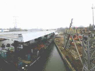 Nieuwe Albertkanaal-brug gedeeltelijk geplaatst na mankement aan hijskraan: ‘Volgend weekend wordt het tweede deel van de brug geïnstalleerd’