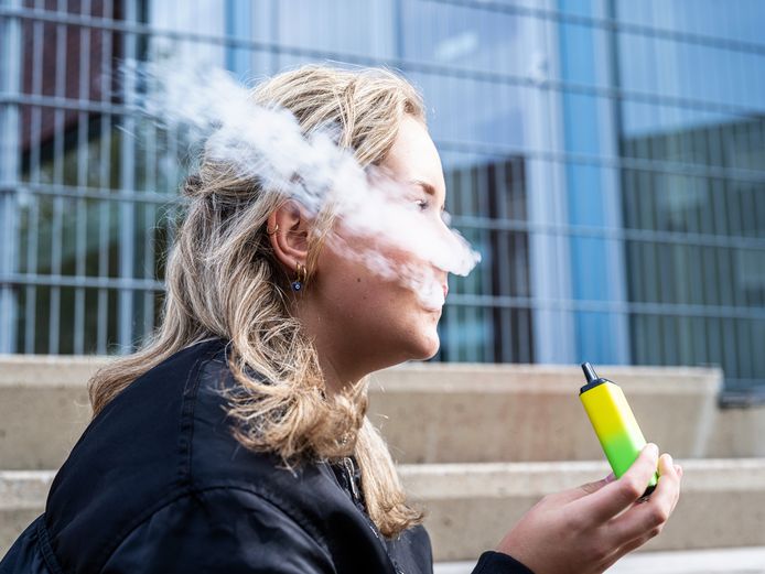 Scholieren negeren risico's en blijven massaal vapen: 'Kanker kun je ook  zonder krijgen' | Binnenland | gelderlander.nl