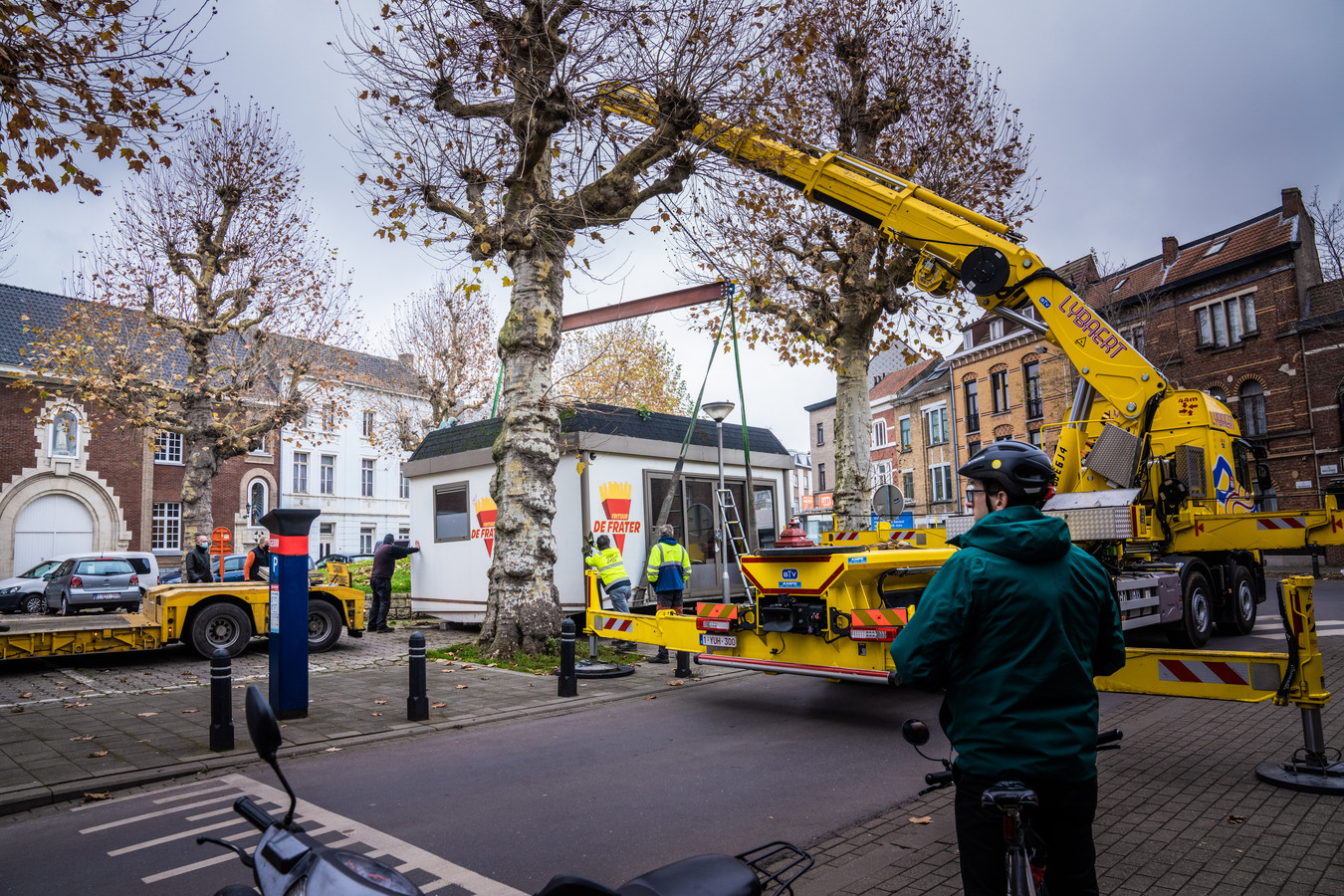 De barak op het Fratersplein werd met de uiterste voorzichtigheid weggehaald om de tachtig jaar oude bomen niet te beschadigen.