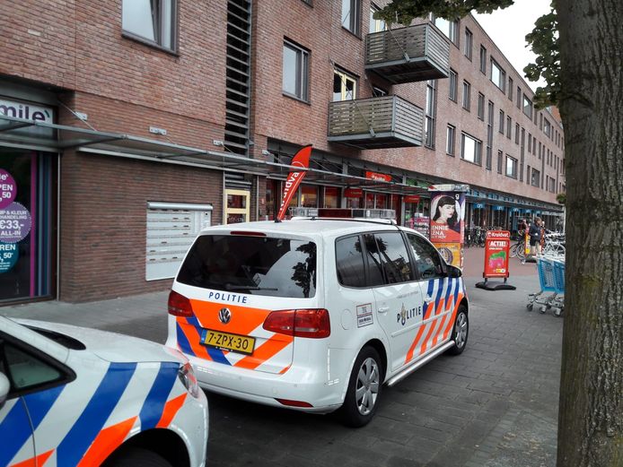 Politie ter plaatse na een overval op de Kruidvat in Apeldoorn.