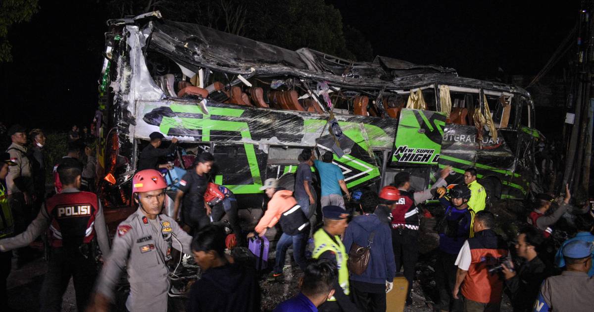 Zeker tien mensen omgekomen bij busongeluk Indonesië.