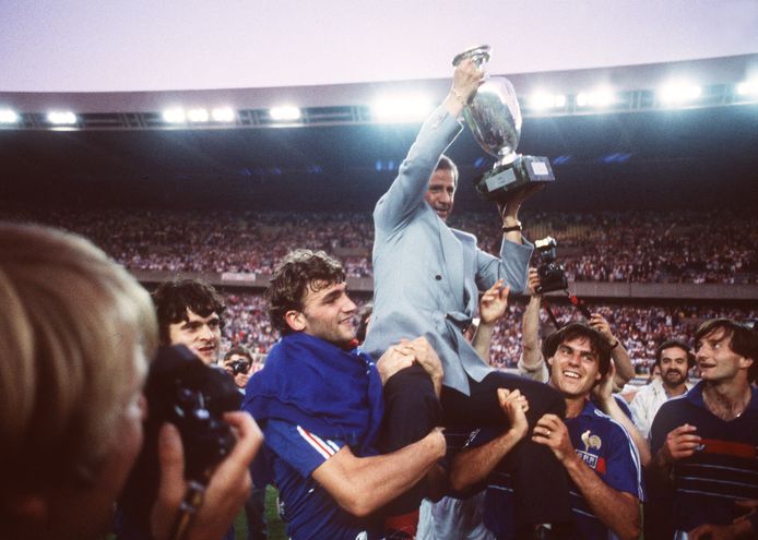 27 juni 1984: Michel Hidalgo na het winnen van de Europese titel op de schouders van Manuel Amoros en Jean-Francois Domergue. Links Didier Six.