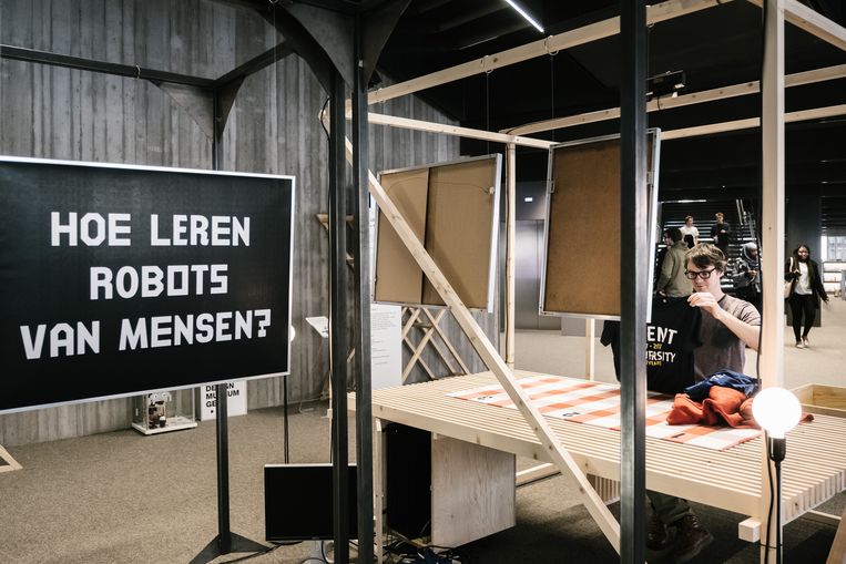 Robots en zien hoe ze kleren leren opvouwen in De Krook.  Geen boeken, veel beleven. Beeld Wouter Van Vooren
