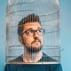 Comedian Jasper Posson bewijst met ‘Vastbenoemd’ dat hij zijn job terecht heeft opgezegd ★★★★☆