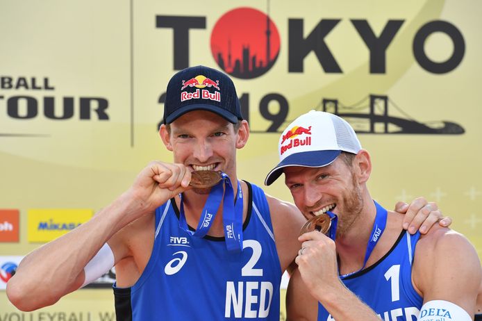 Robert Meeuwsen (links) en Alexander Brouwer na een wedstrijd op een toernooi in Tokyo.