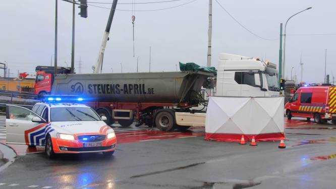 Motard (59) overlijdt na ongeval met vrachtwagen aan Groenendaallaan in Merksem: “Vermijd de omgeving”