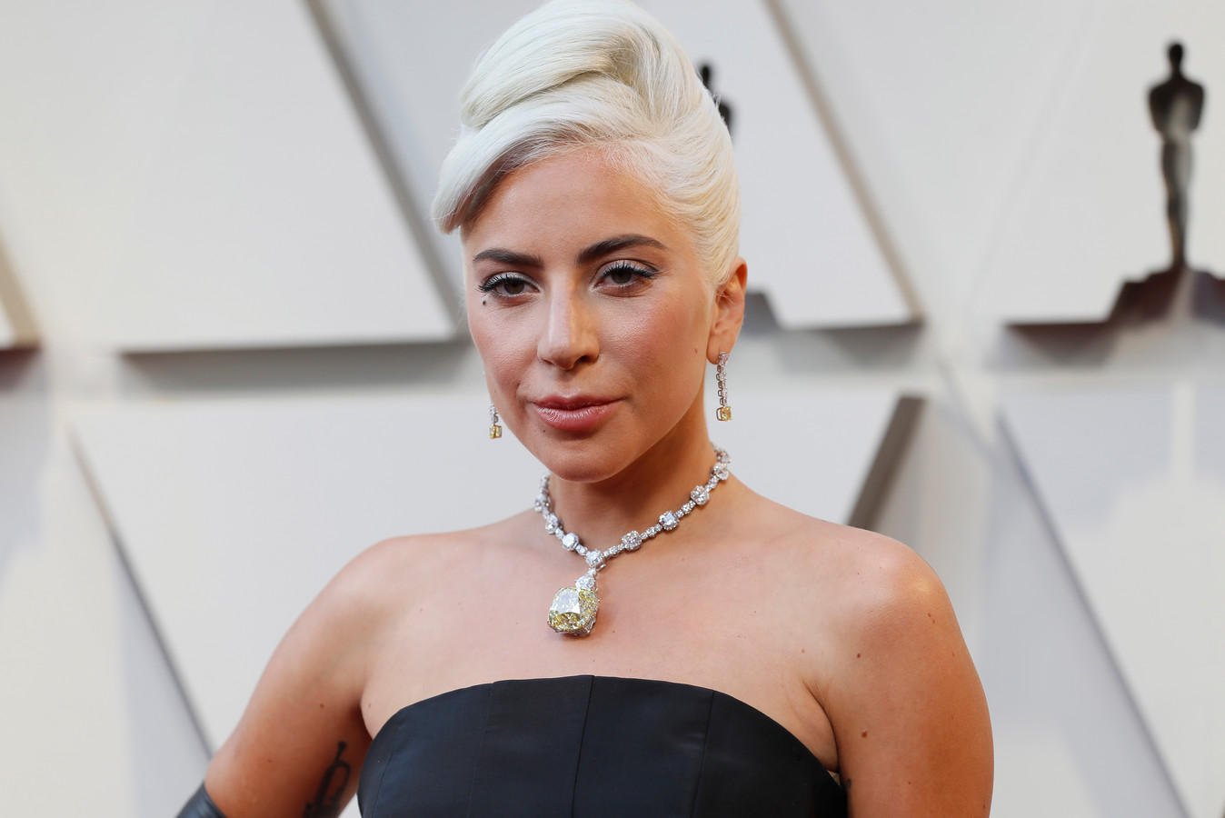 Lady Gaga zoenend gespot! En nee, het is niet met Bradley Cooper | Foto |  AD.nl