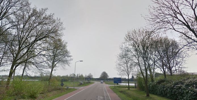 Links de kruising Abt van Engelenlaan-Mortelweg; verderop naar links de bocht naar de Wolput