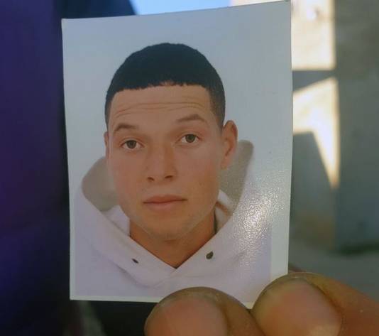 De geradicaliseerde Ibrahim Issaoui (21) op een pasfoto die zijn broer Yassine in de Tunesische havenstad Sfax aan de media toonde