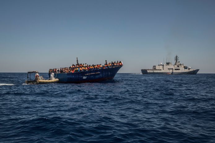 De Europese Unie gaat de reddingsoperatie voor vluchtelingen en migranten voor de Libische kust stopzetten.
