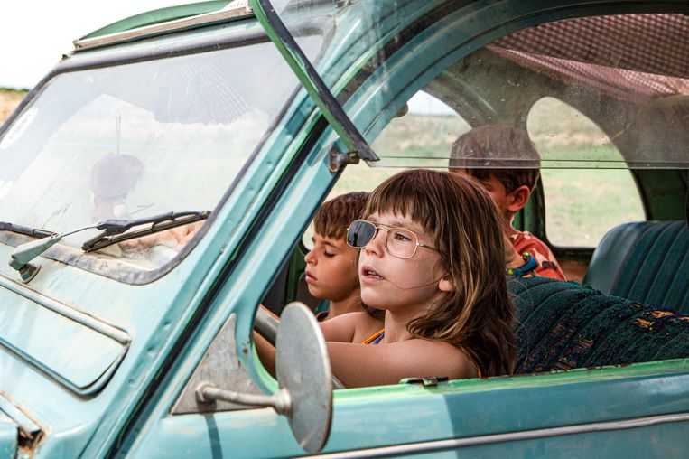 De zesjarige Iris speelt in ‘Alcarràs’ met haar twee neefjes in een afgeragde auto. Beeld 