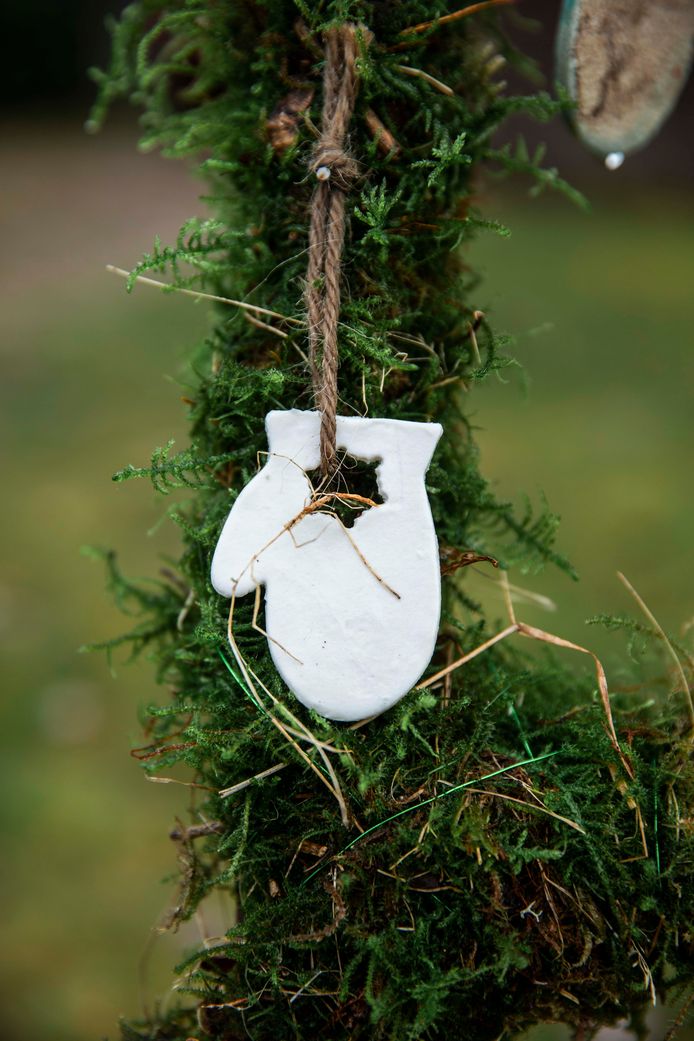 Tijdens de kerstperiode hangen er keramieken hangers voor voorbijgangers in Wijchmaal.