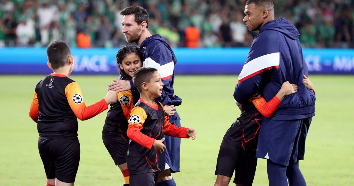 Scène Cocasse Avant Maccabi Haïfa Psg Des Enfants Se Ruent Vers Messi Pour Lenlacer Football 6626