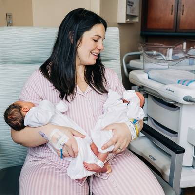 Kelsey (32) met zeldzame dubbele baarmoeder bevalt in twee dagen van twee baby's