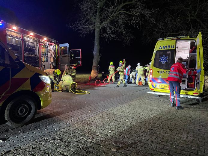 Een automobilist zit bekneld en moet door de brandweer worden bevrijd.