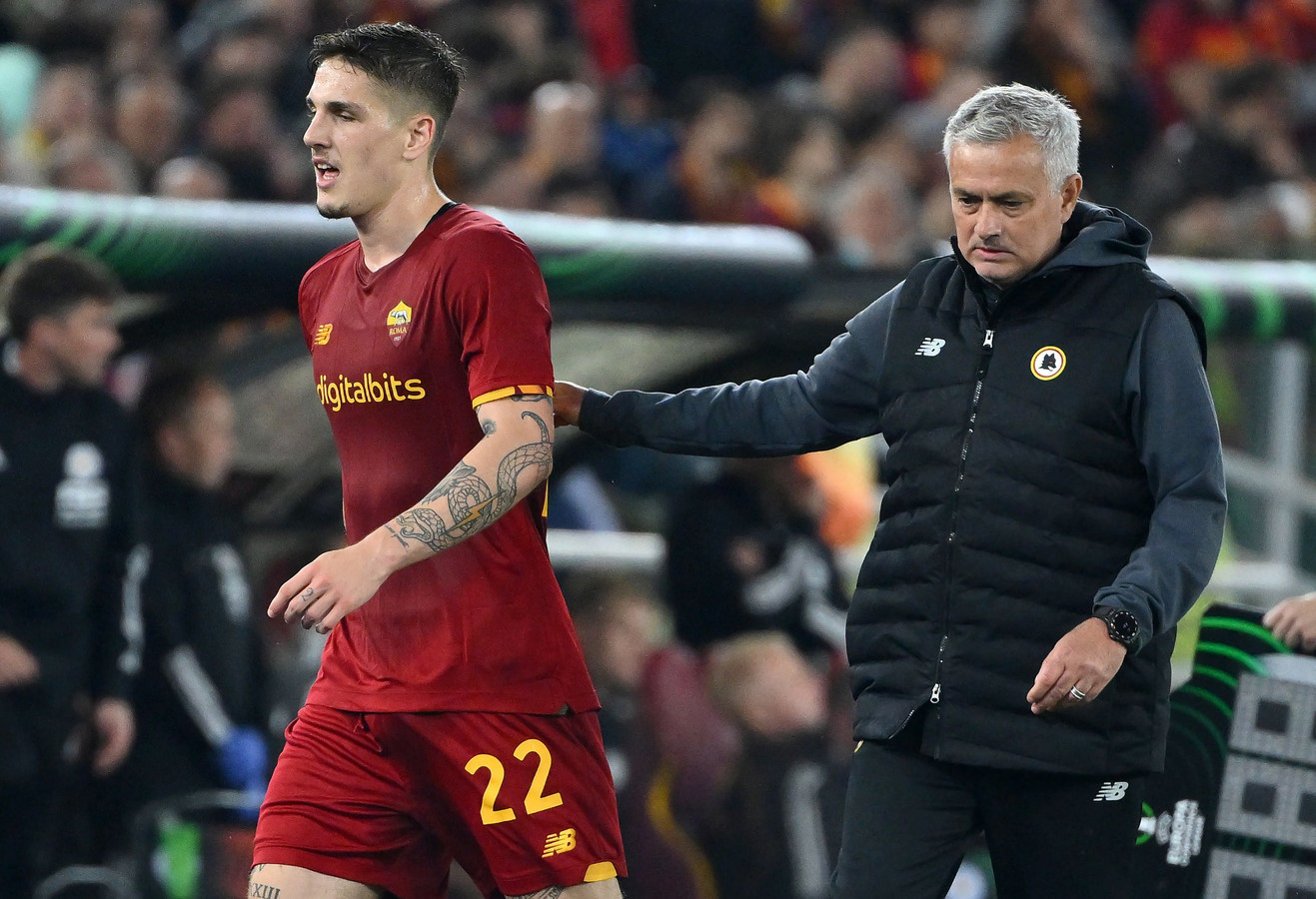 Nicolo Zaniolo met Roma-trainer Jose Mourinho.