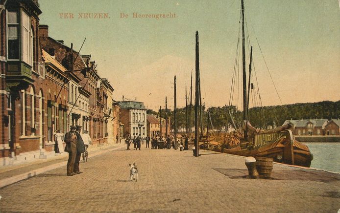 De Herengracht in Terneuzen anno 1905 toen er nog schepen konden afmeren.