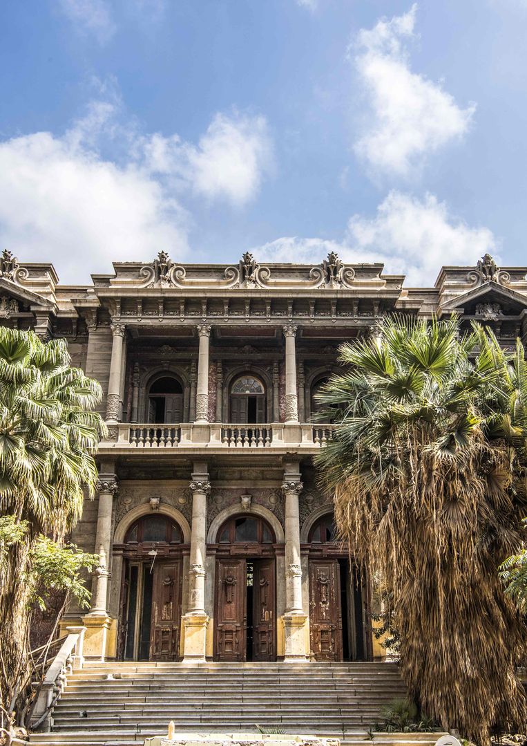 Het Said Halim Pasha Paleis (1896-1899) in hoofdstad Cairo. Cairo staat vol met elegante, eeuwen oude, Europees ogende gebouwen. Dat erfgoed behouden wordt moeilijker nu de staat een nieuwe hoofdstad in de woestijn wilt ontwikkelen.  Beeld AFP