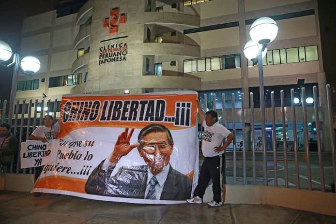 Aanhangers van Fujimori voor de ingang van het ziekenhuis in Lima waar de ex-president verblijft.