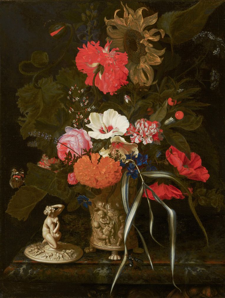 Maria van Oosterwyck: Bloemen in een versierde vaas, c. 1670 - 1675, Mauritshuis, Den Haag (te zien in Galerij Willem V). Beeld Bob Strik / Mauritshuis