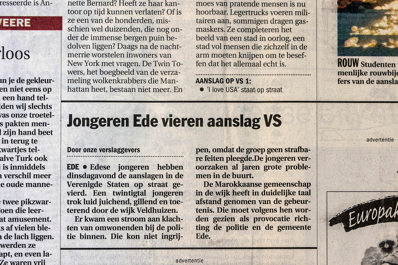 Het krantenbericht over jongeren in Ede die de aanslag in de VS op straat gevierd hebben.