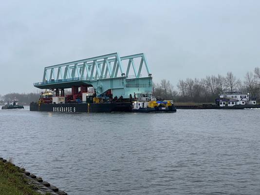 De brug is onderweg naar Terneuzen.