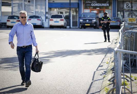 Advocaat Nico Meijering arriveert bij de extra beveiligde gerechtsbunker in Amsterdam-Osdorp voor een zitting van het Marengoproces.