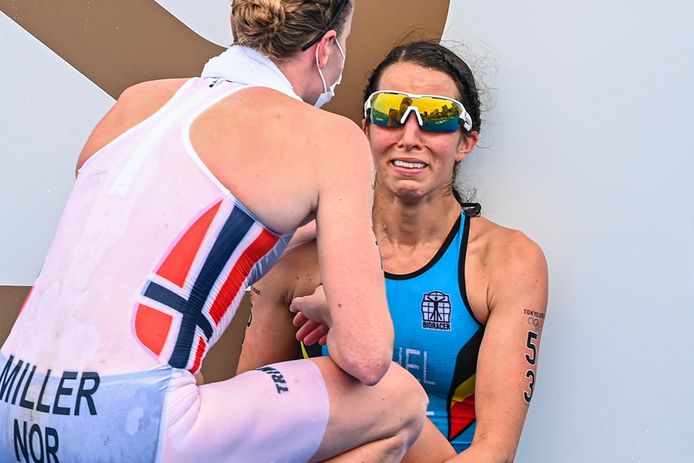 Touchée au molet, Claire Michel a terminé en larmes son triathlon.