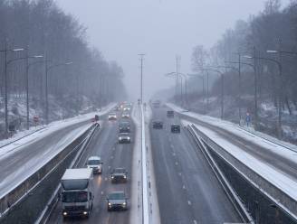 Sneeuwzone trekt over Vlaanderen: geen noemenswaardige problemen, KMI waarschuwt voor gladheid tot morgenmiddag