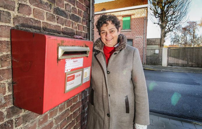 Laatste rode brievenbus in centrum Rollegem verdwijnt: “We maken ons ...