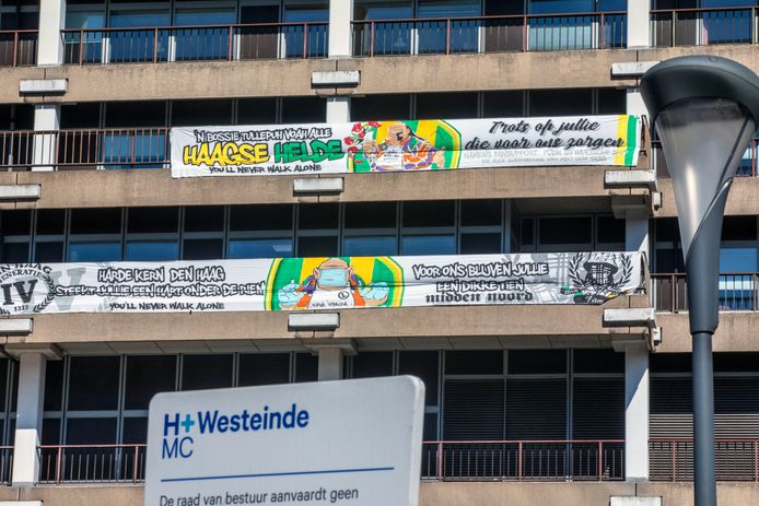 Patrick Artdrenaline maakt de ADO spandoeken. Hier op het MCH Westeinde.