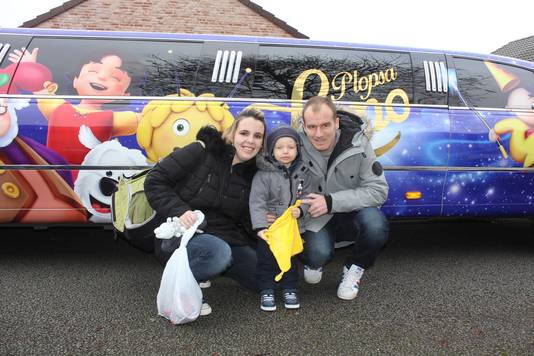 De limousine van Plopsaland pikt Liam en zijn ouders op aan hun huis in Aalst.