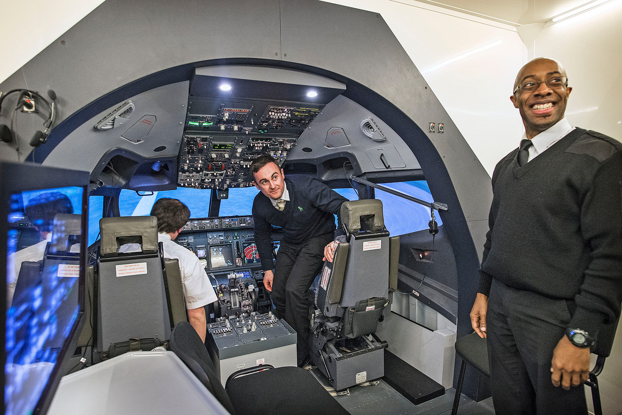 Na een succesvolle vlucht verlaat een piloot de cockpit van een vluchtsimulator van een Boeing 737 bij de pilotenopleiding EPST. Beeld Guus Dubbelman/ de Volkskrant