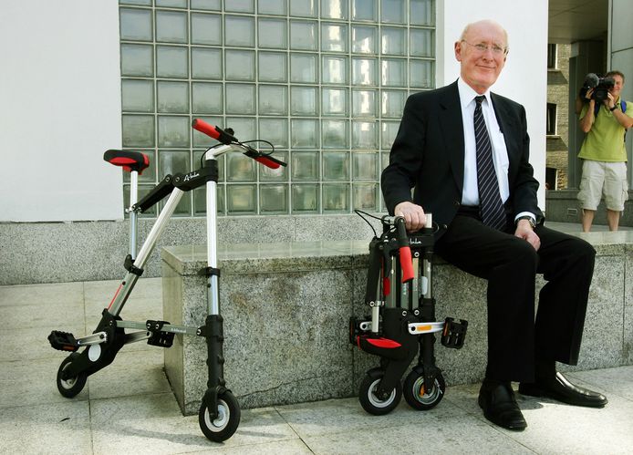 Sir Clive Sinclair poseert bij zijn A-bike in 2006.