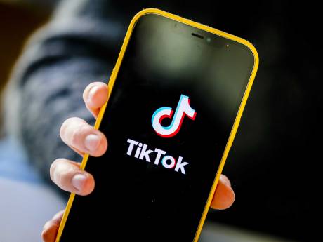 Kabinet roept ambtenaren op: verwijder apps als TikTok van werktelefoon