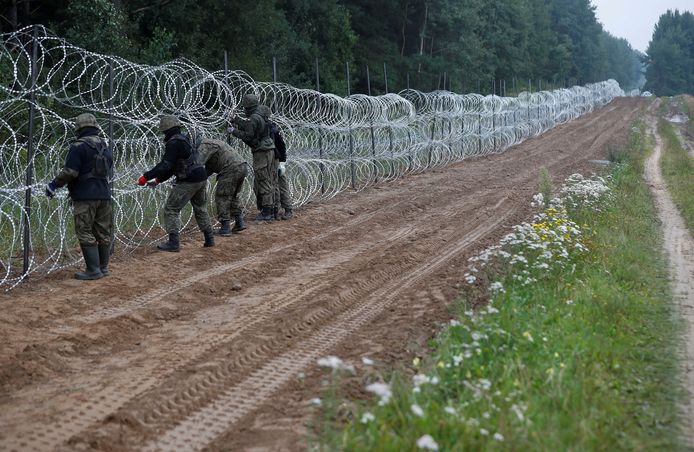26 augustus 2021: Poolse soldaten bouwen een hek op de grens van Polen en Wit-Rusland.