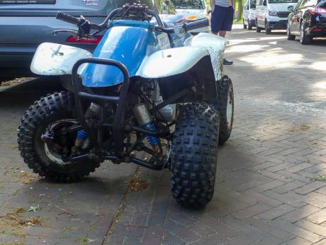 Quad botst tegen 2 auto’s in Enschede, bestuurder komt er met lichte verwondingen van af 