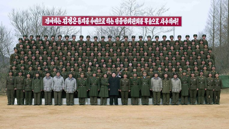 De Noord-Koreaanse leider Kim Jong-un tussen militairen van het Noord-Koreaanse leger. Beeld AFP